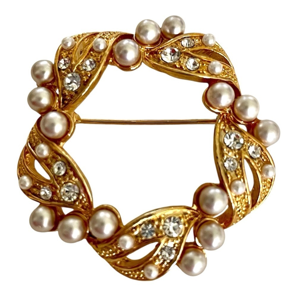 AAi Brooch, Signed, Classic Round 1" Gold w/Pearls and Rhinestones in Swirls.
